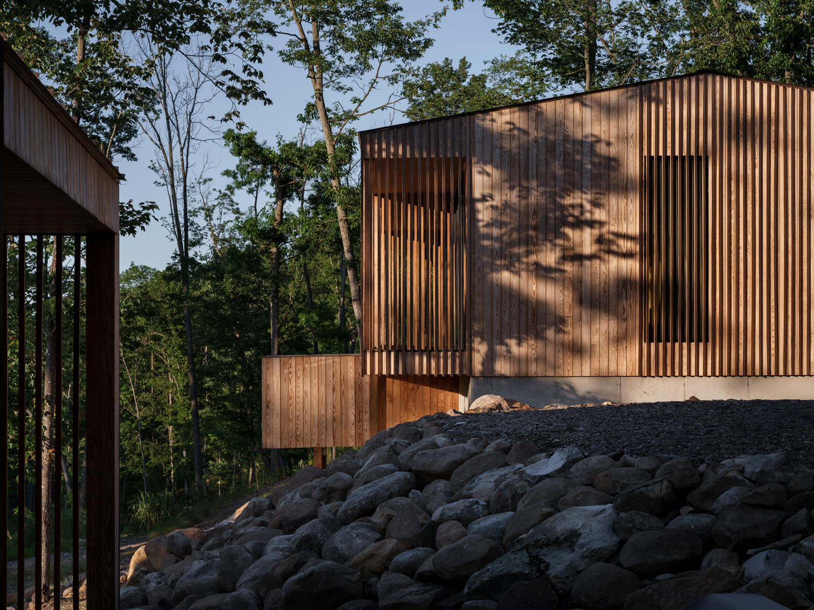 Two villas at Será at Sandy Ridge arranged across the wooded West Virginia site